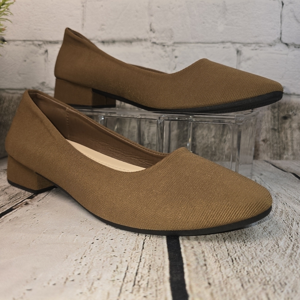 CLASSY TAN STRETCHY FABRIC BLOCK HEEL ROUND TOE PUMPS WOMENS SIZE 8 (39)